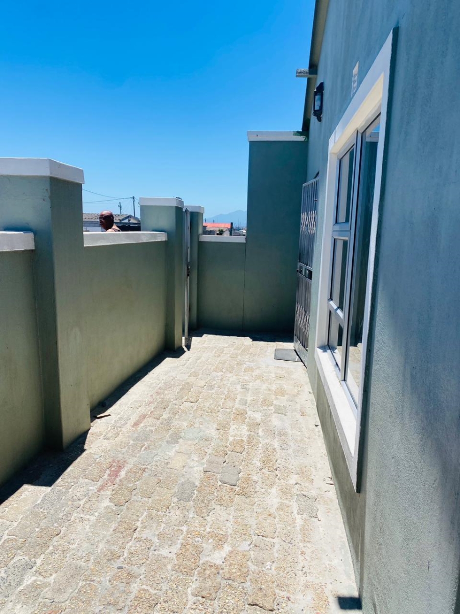 2 Bedroom Property for Sale in Kuyasa Western Cape
